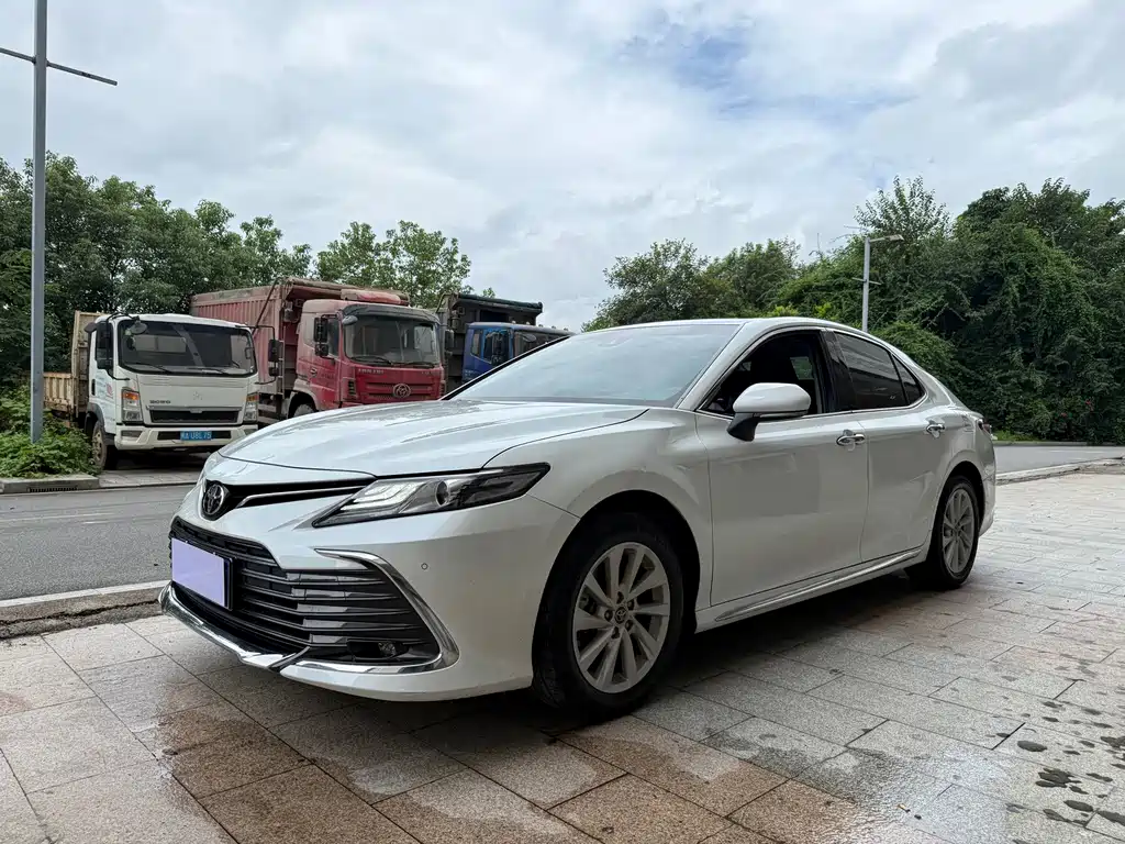 Toyota Camry 2023 — фото 1