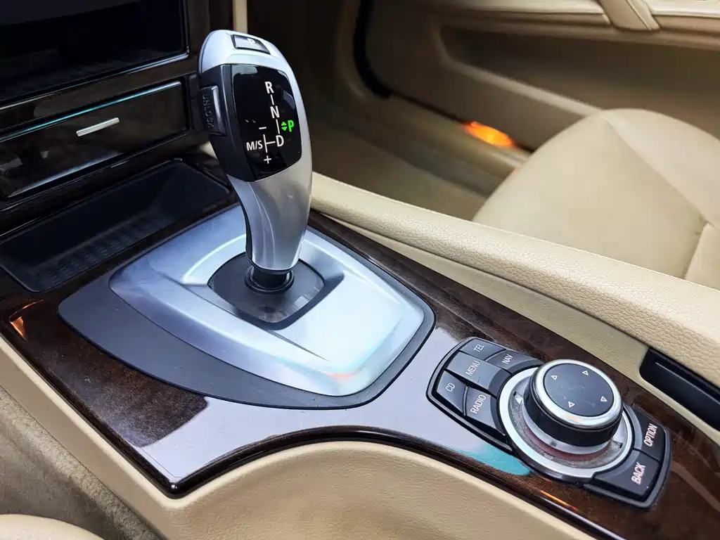 BMW 5 Series 2010 — фото 11