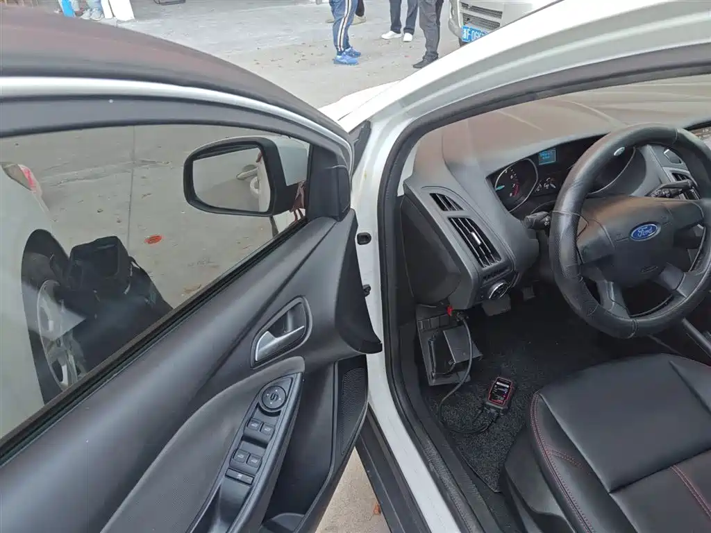 Ford Focus 2015 — фото 12
