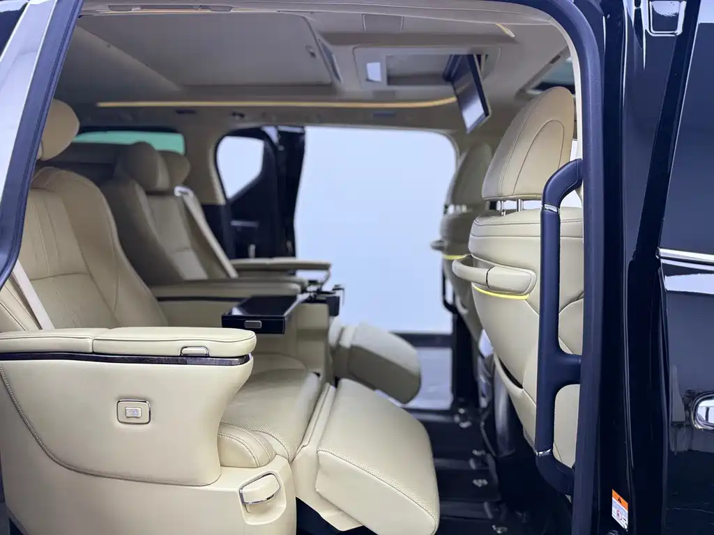 Toyota Alphard 2023 — фото 19