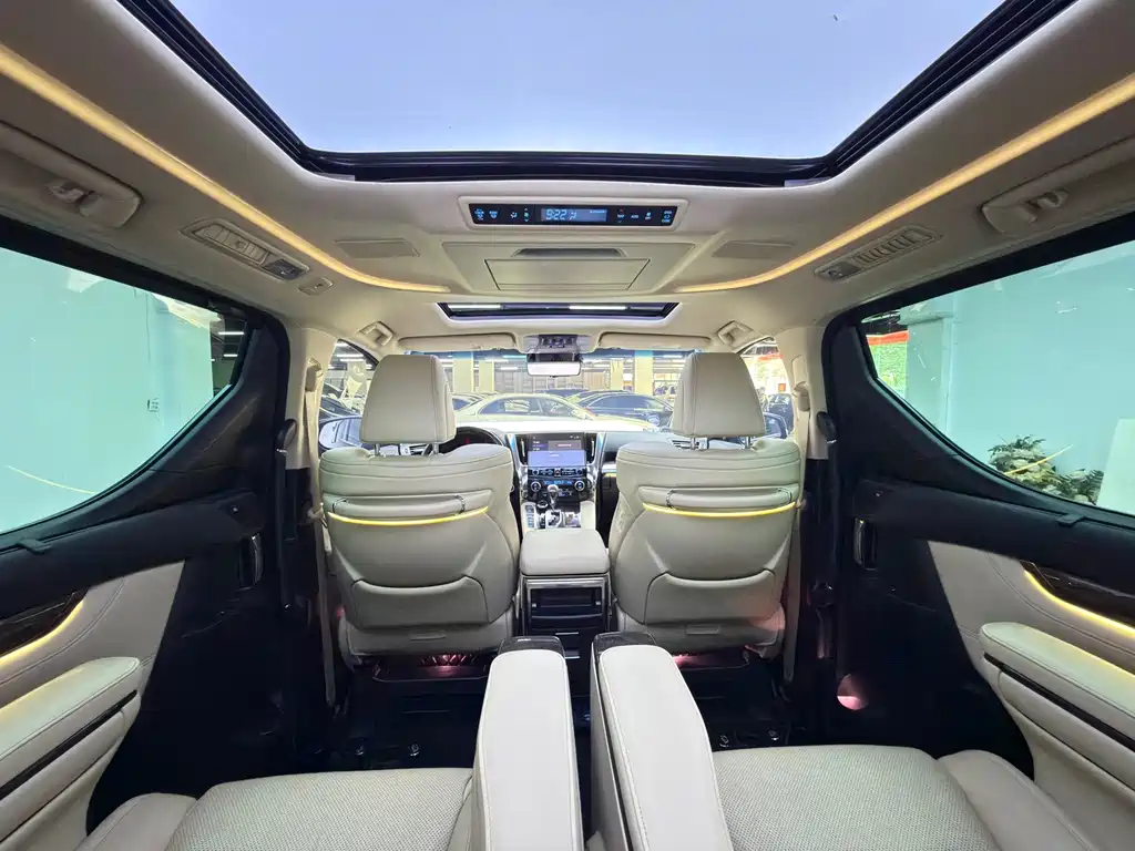 Toyota Alphard 2023 — фото 32