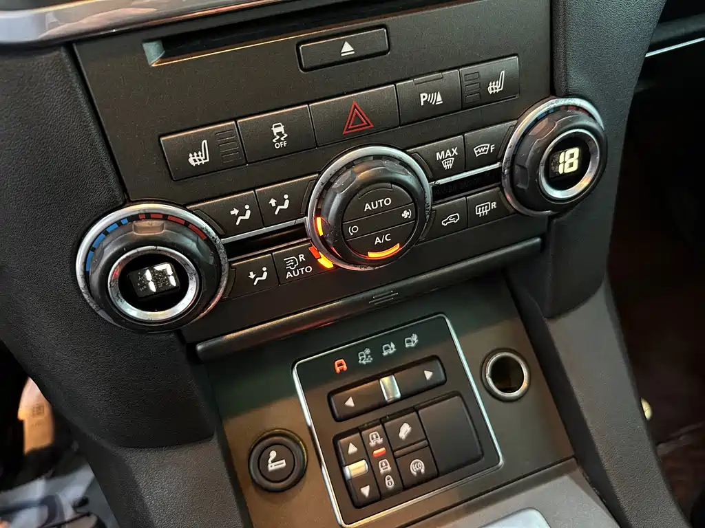 Land Rover Discovery 2015 — фото 12
