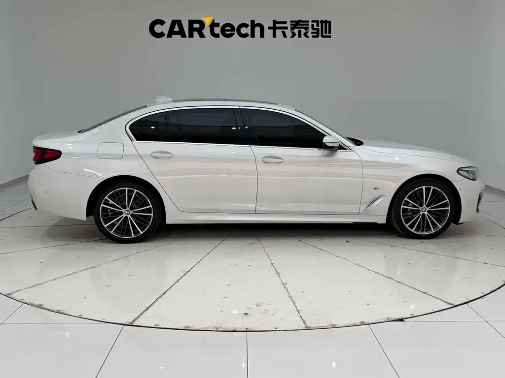 BMW 5 Series 2022 — фото 12