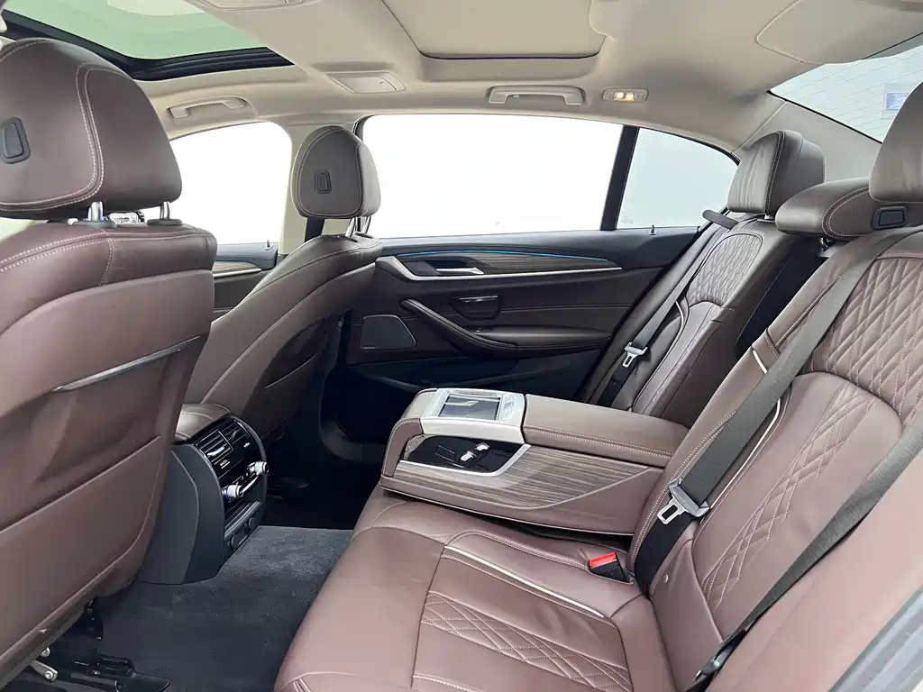 BMW 5 Series 2019 — фото 19