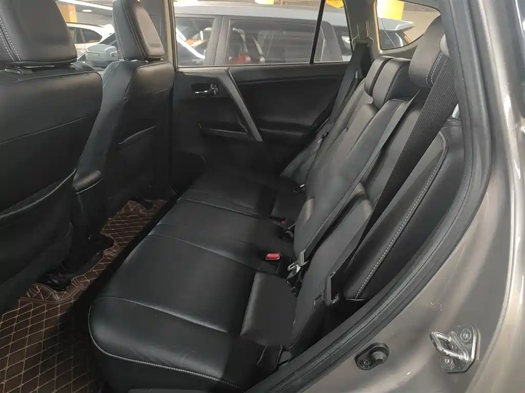 Toyota RAV4 2018 — фото 13
