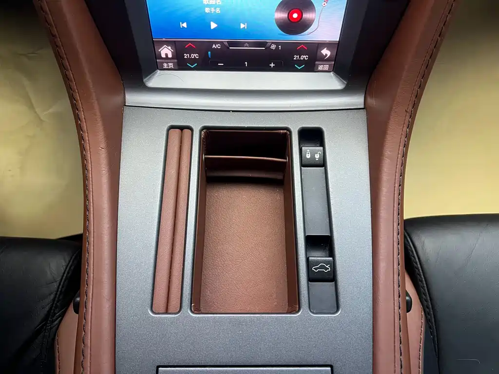 Aston Martin V8 Vantage 2012 — фото 18
