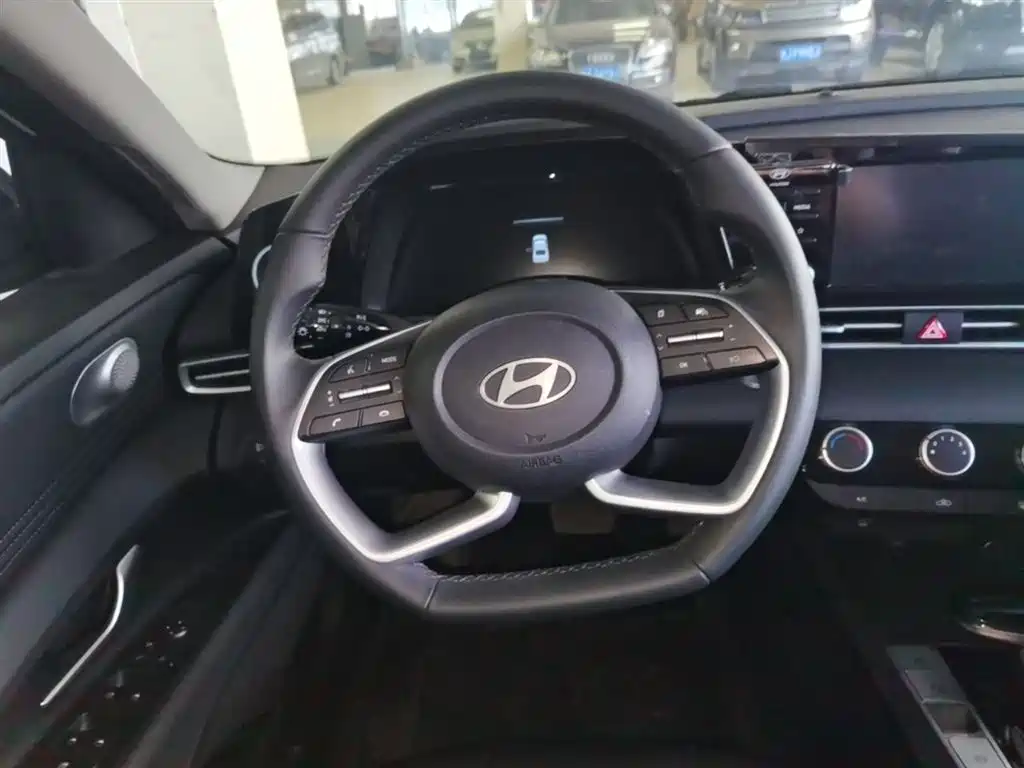 Hyundai Elantra 2024 — фото 11