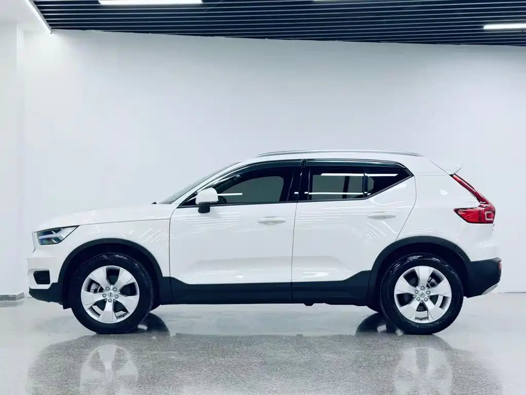 Volvo XC40 2022 — фото 2