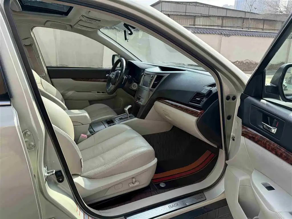 Subaru Outback 2011 — фото 11