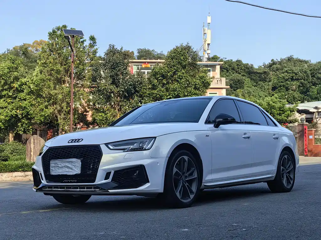 Audi A4L 2019 — фото 1