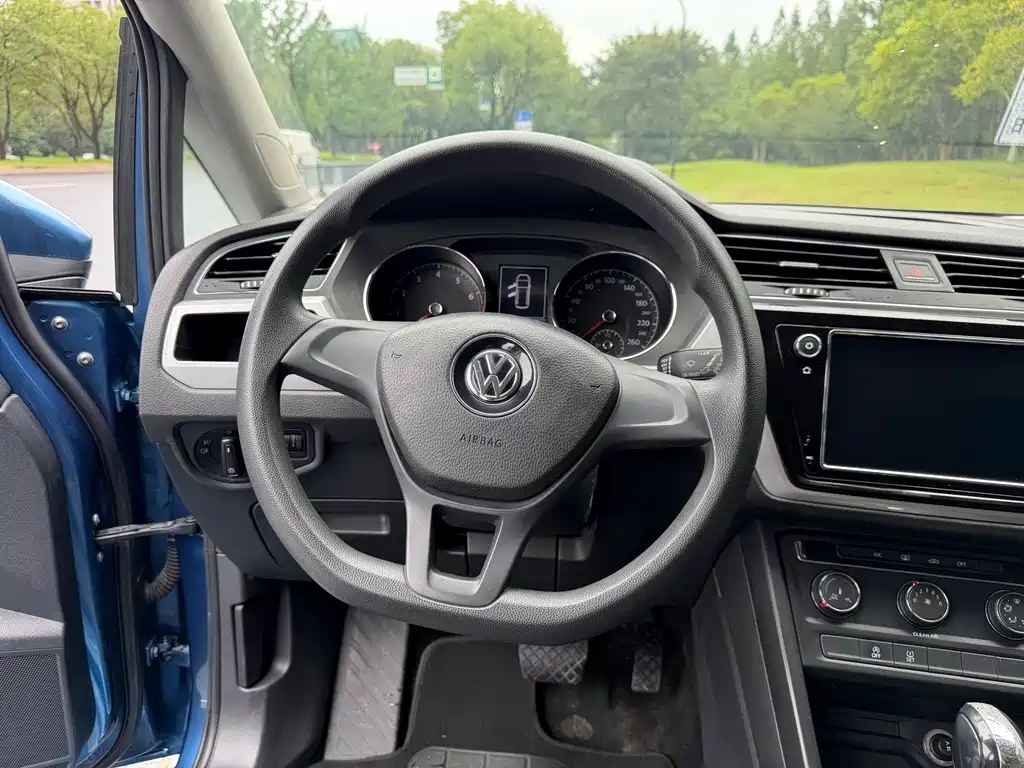 Volkswagen Touran 2018 — фото 13