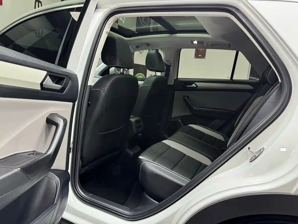 Volkswagen T-Roc 2023 — фото 8