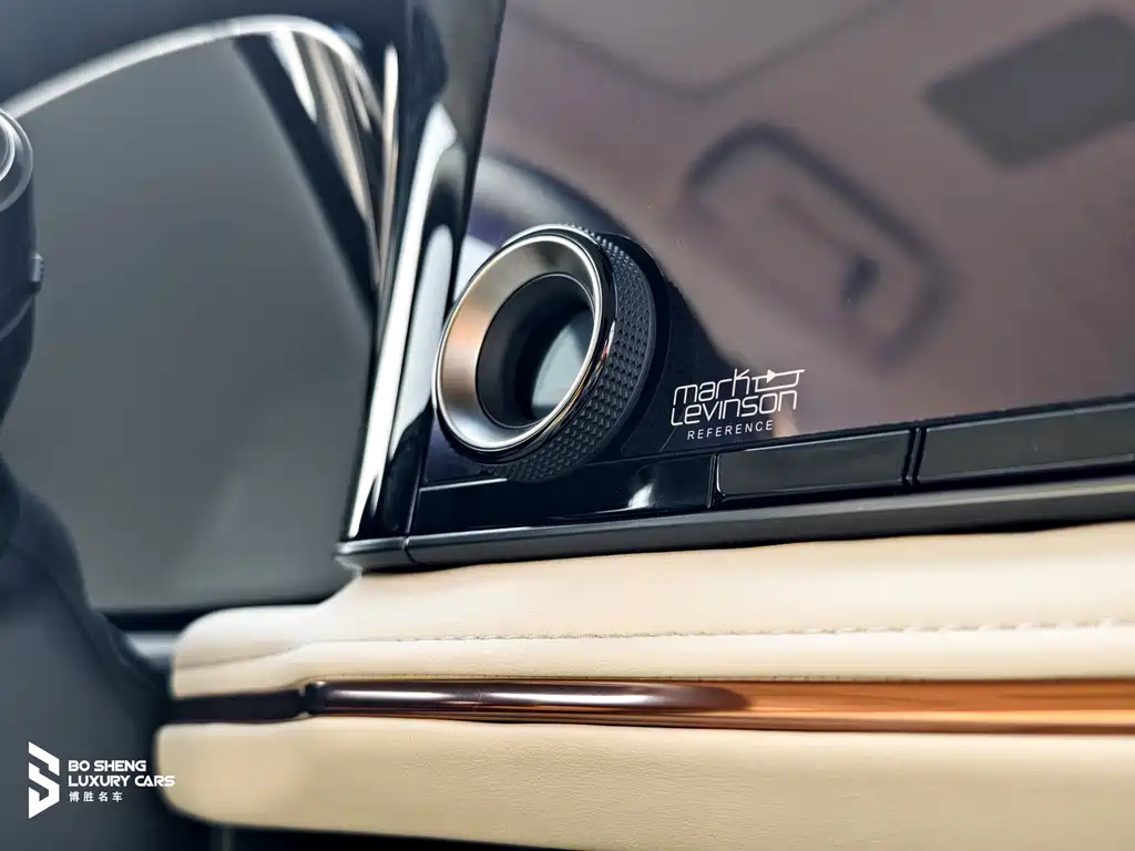 Lexus LM — фото 27
