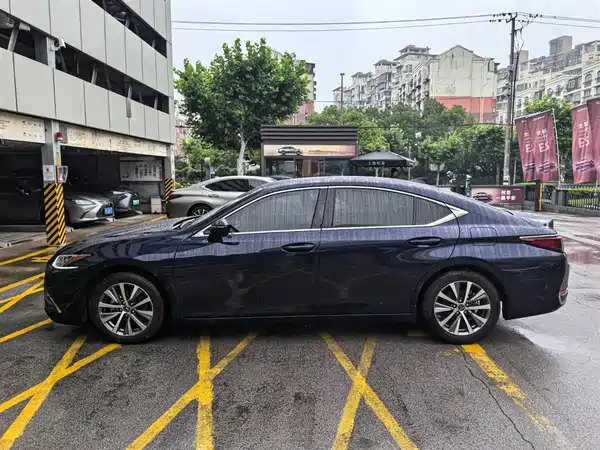 Lexus ES 2020