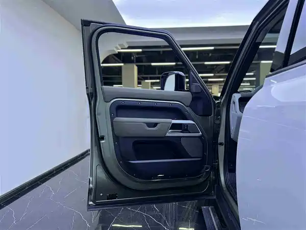 Land Rover Defender 2020