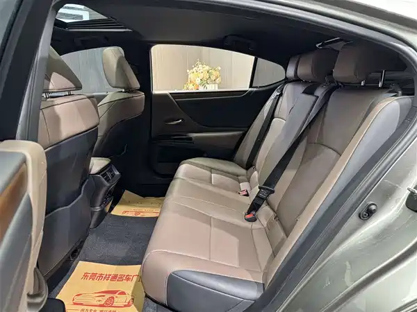 Lexus ES 2024