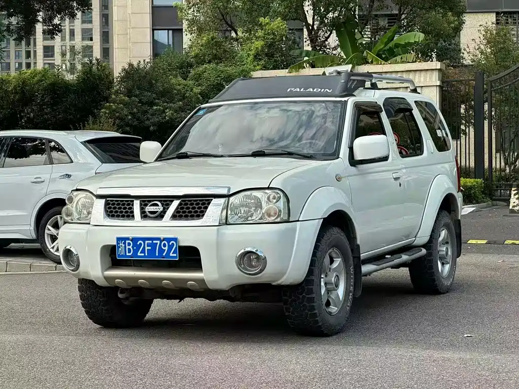 Nissan Paladin 2011 — фото 1