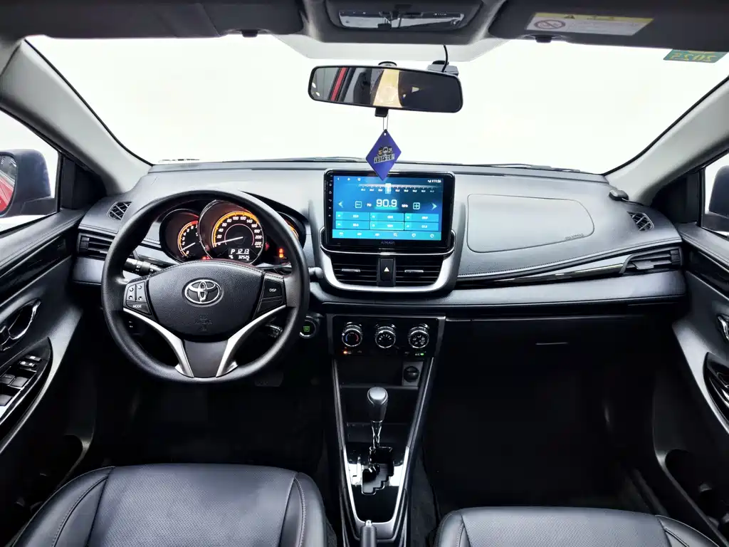 Toyota Yaris L 2023 — фото 8