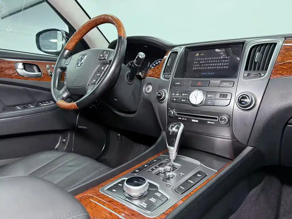 Hyundai Equus 2011 — фото 12