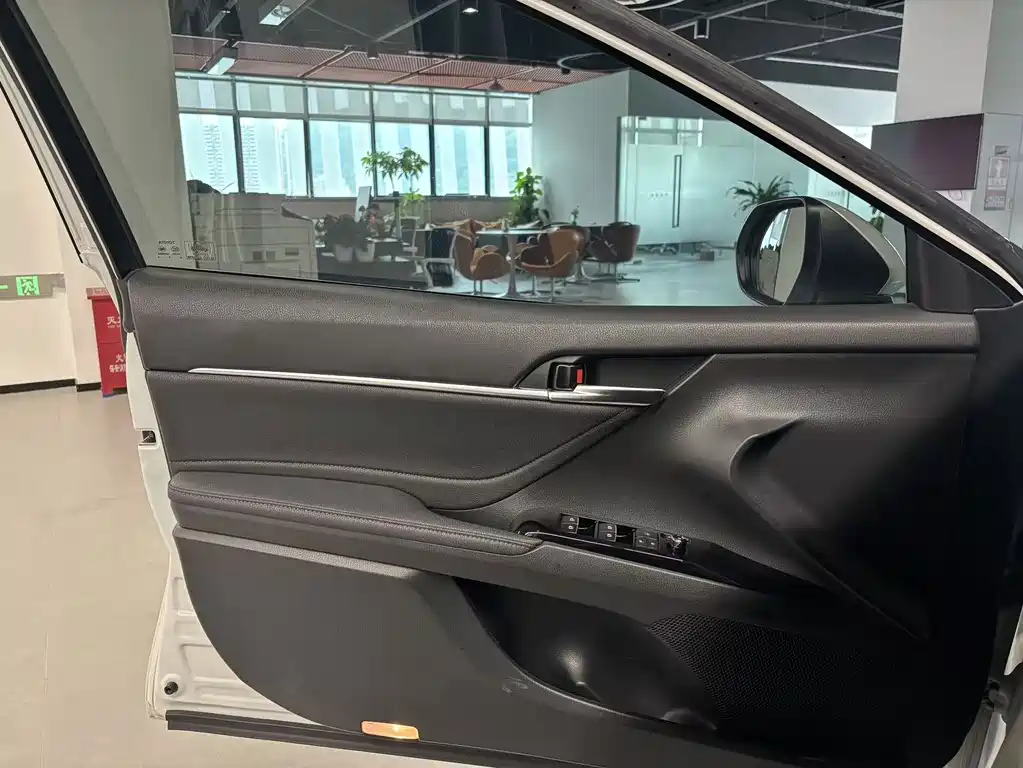 Toyota Camry 2019 — фото 16
