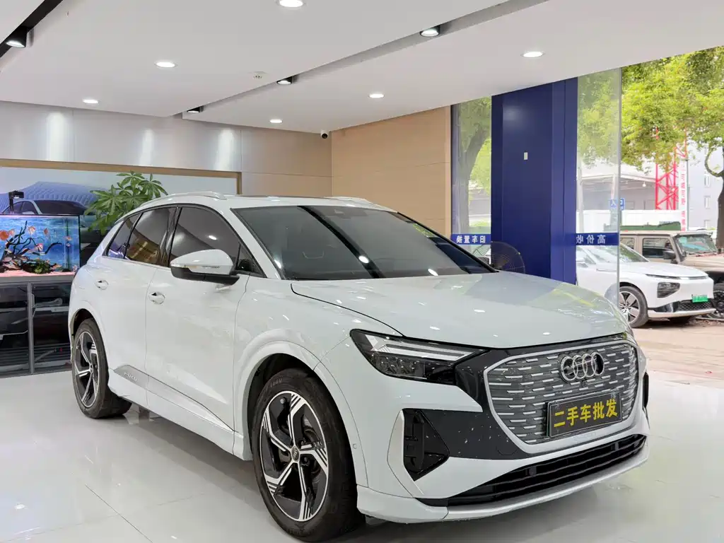 Audi Q4 e-tron 2023 — фото 3