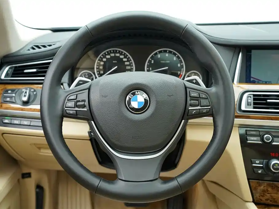 BMW 7 Series 2015 — фото 16