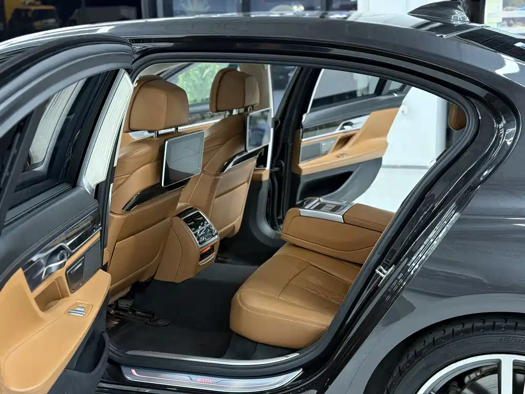 BMW 7 Series 2016 — фото 8