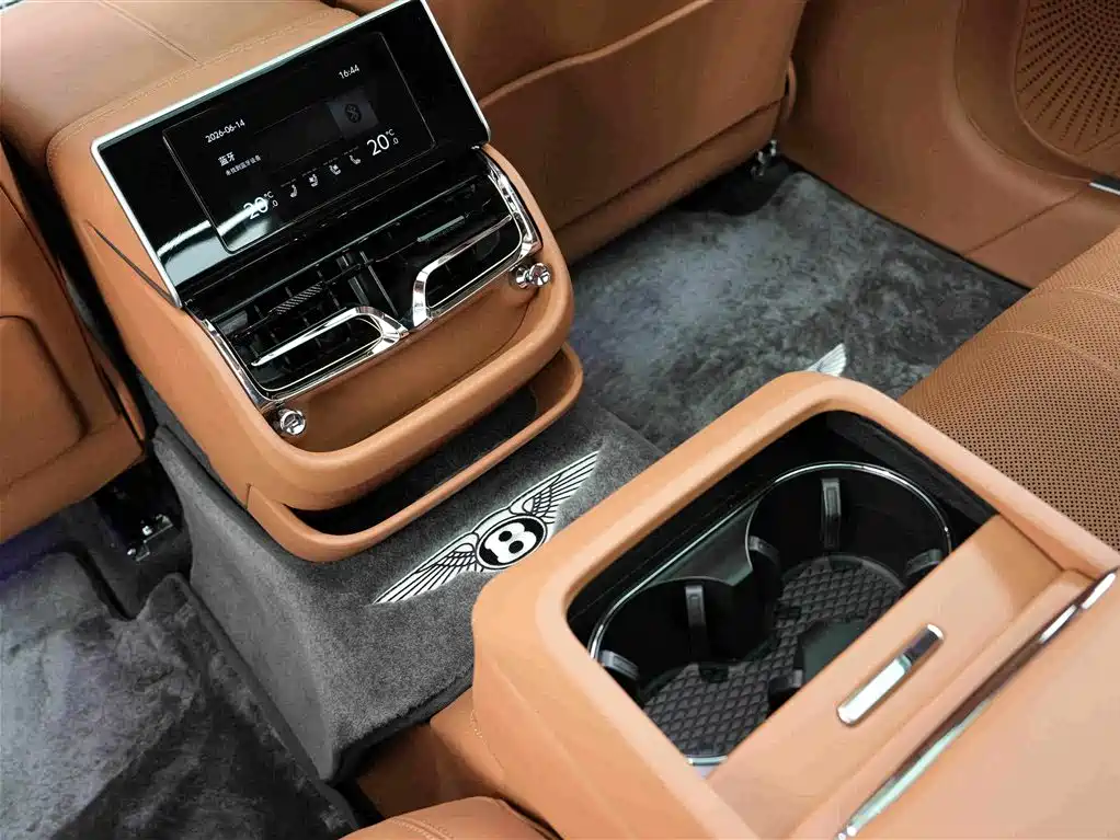 Bentley Flying Spur 2024 — фото 18