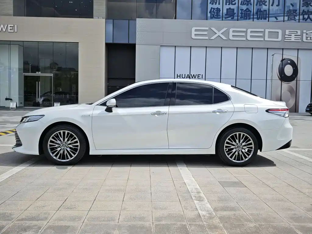 Toyota Camry 2018 — фото 21