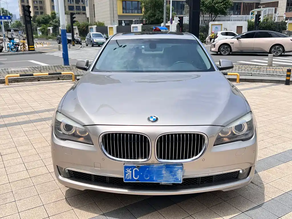 BMW 7 Series 2010 — фото 2