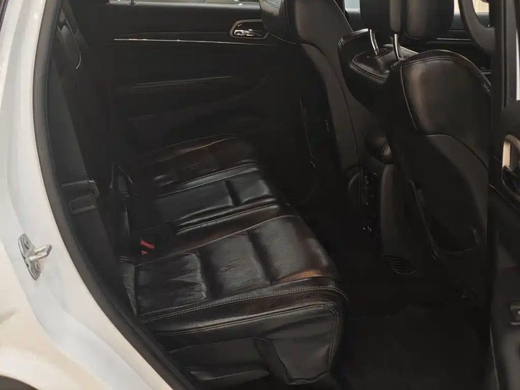 Jeep Grand Cherokee 2017 — фото 10