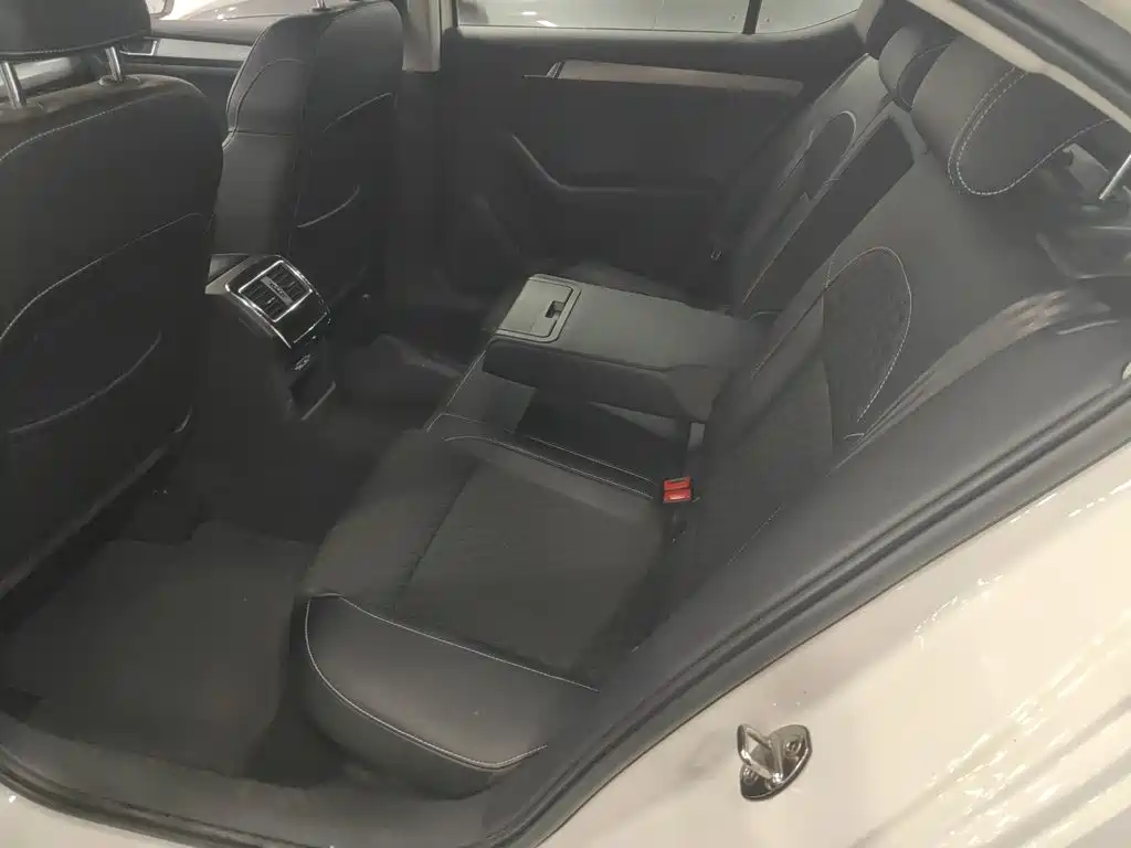 Skoda Superb 2018 — фото 13