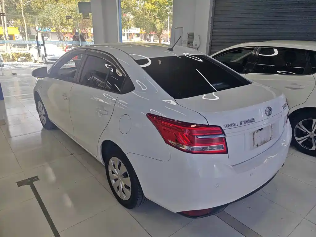 Toyota Yaris L 2020 — фото 23