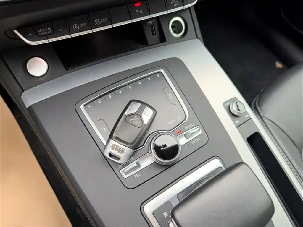 Audi Q5L 2021 — фото 17