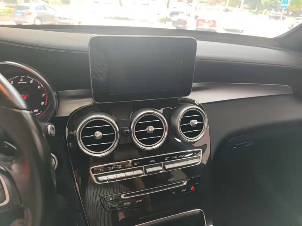 Mercedes-Benz GLC 2018 — фото 13
