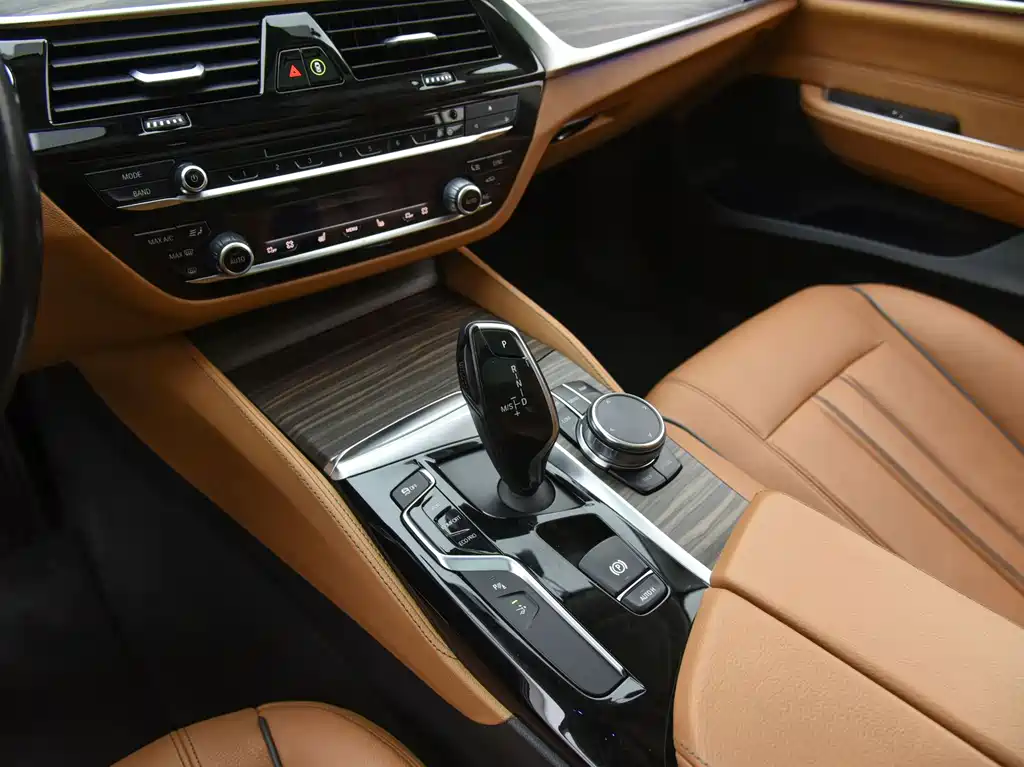 BMW 6 Series GT 2018 — фото 15
