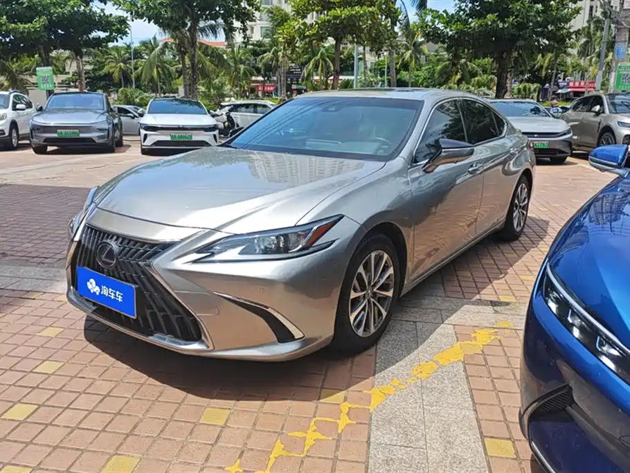 Lexus ES 2022 — фото 1