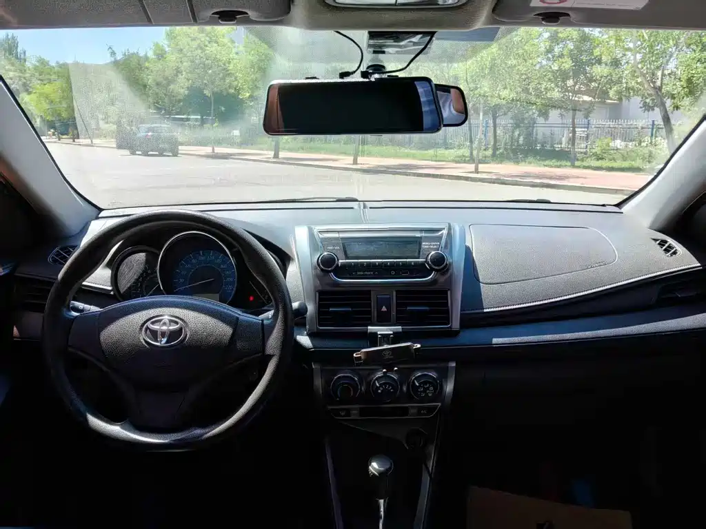 Toyota Yaris L 2014