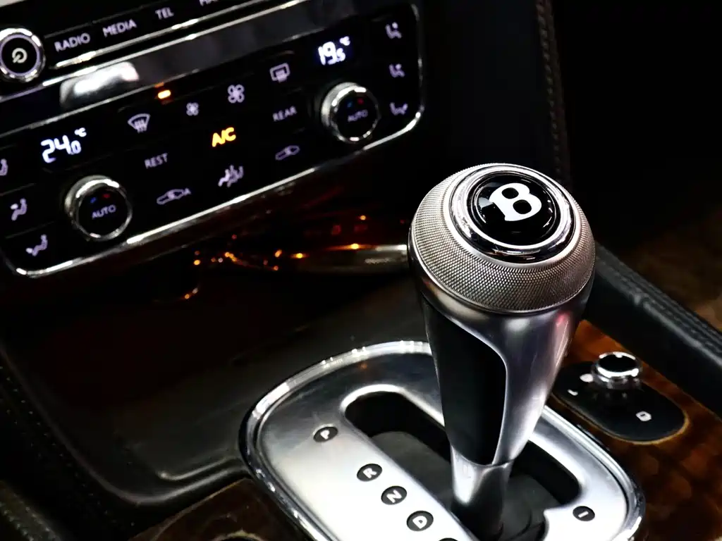 Bentley Flying Spur 2017 — фото 10