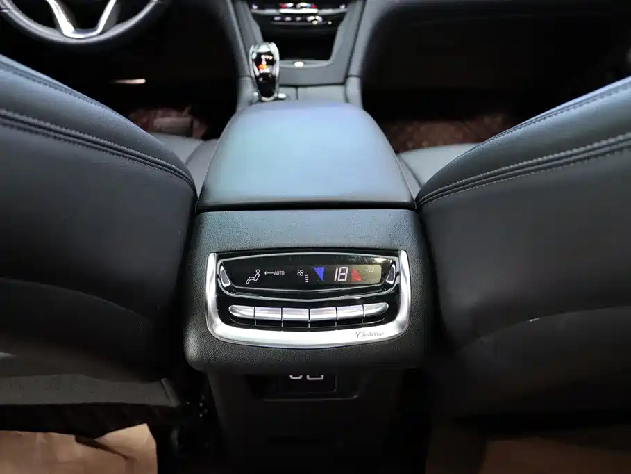 Cadillac XT6 2022 — фото 16