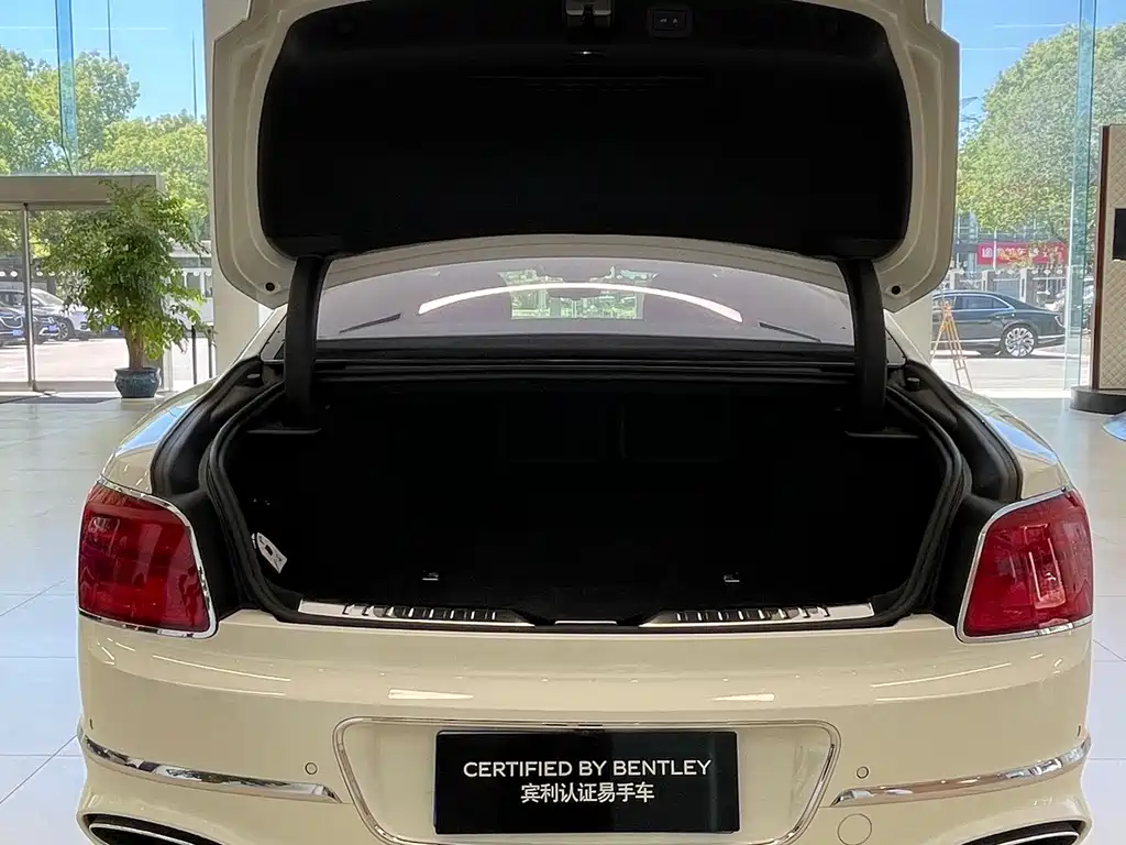 Bentley Flying Spur Plug-In Hybrid 2025 — фото 9