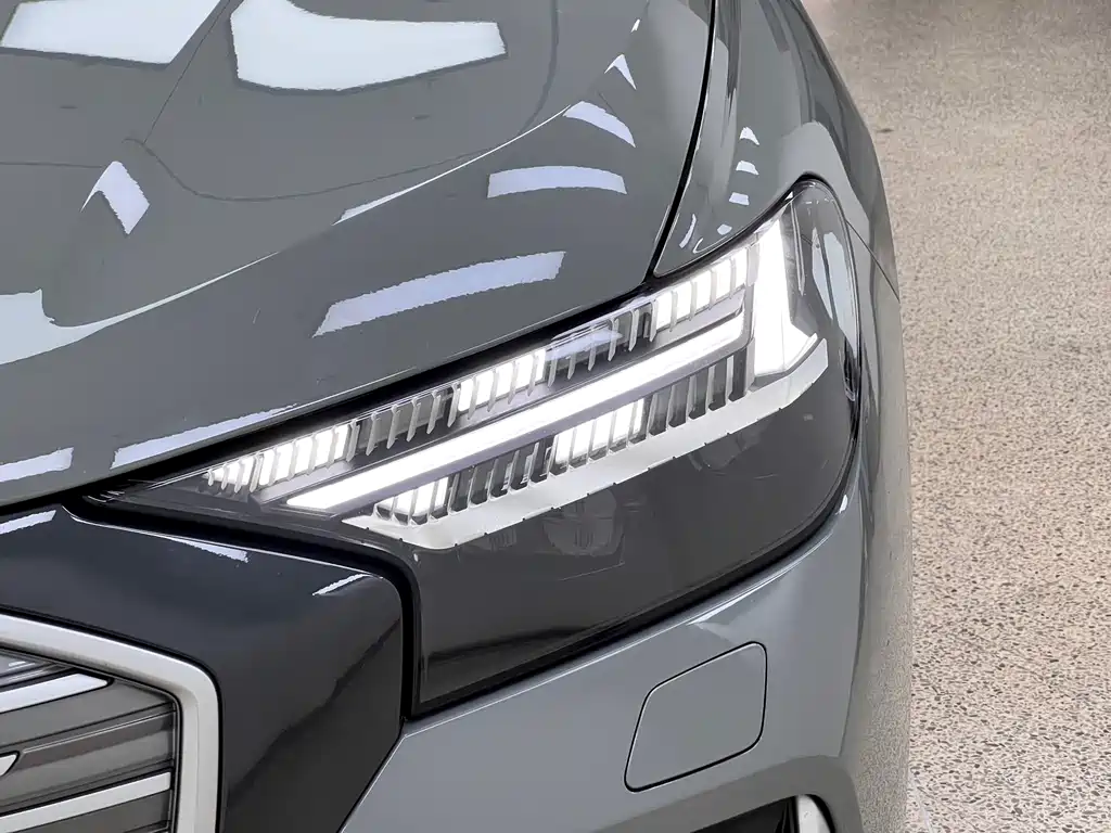 Audi Q4 e-tron 2022 — фото 8