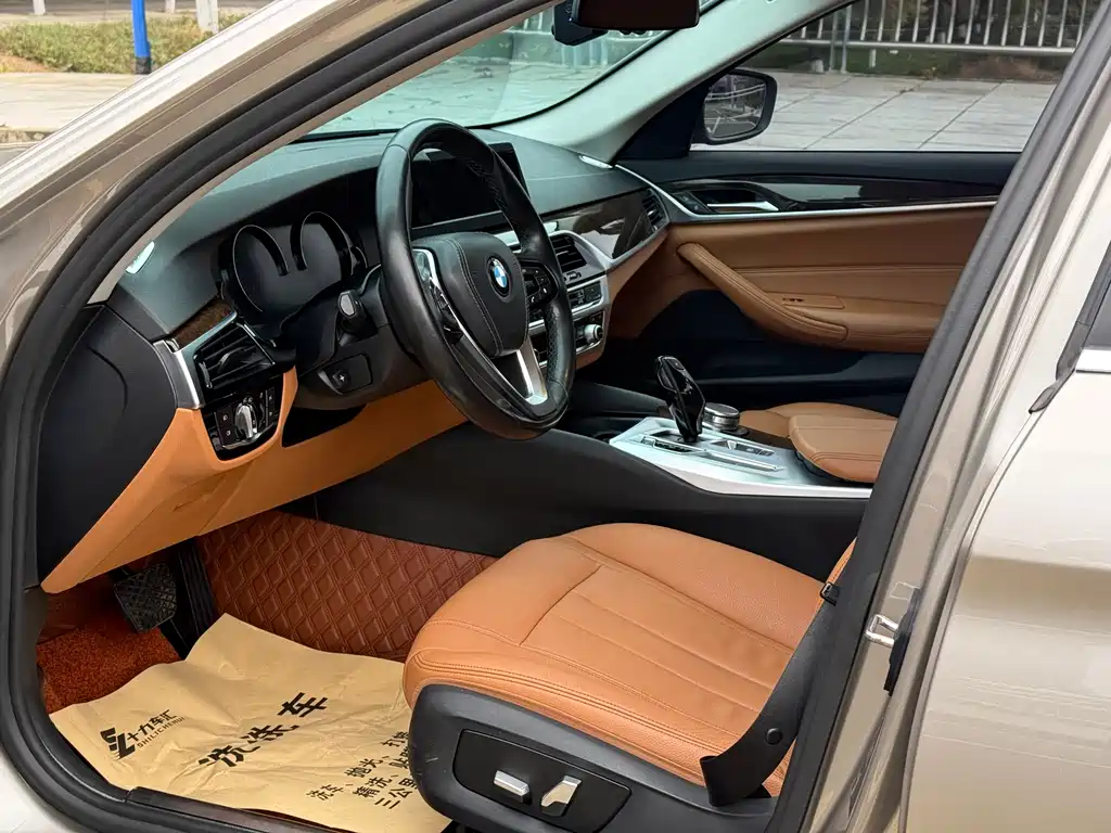 BMW 5 Series 2018 — фото 13