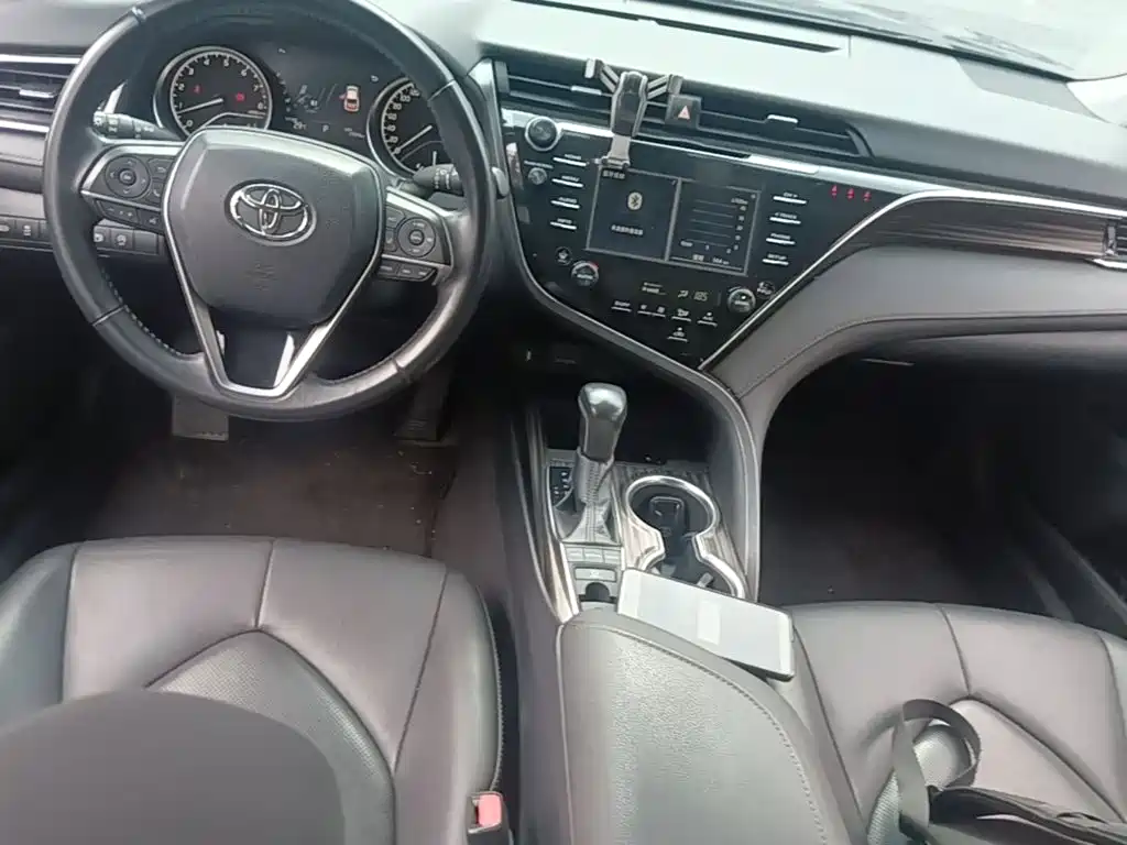 Toyota Camry 2018 — фото 10