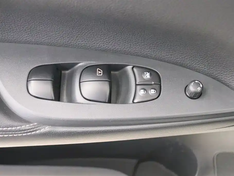 Nissan Tiida 2017 — фото 12