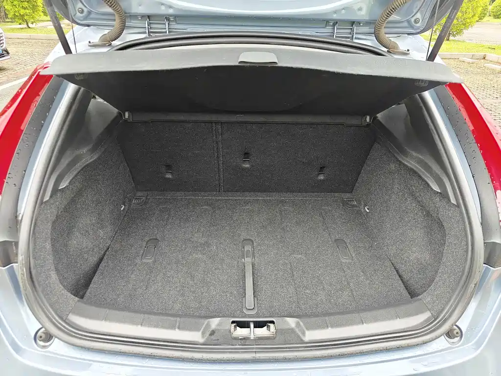 Volvo V40 2017 — фото 10