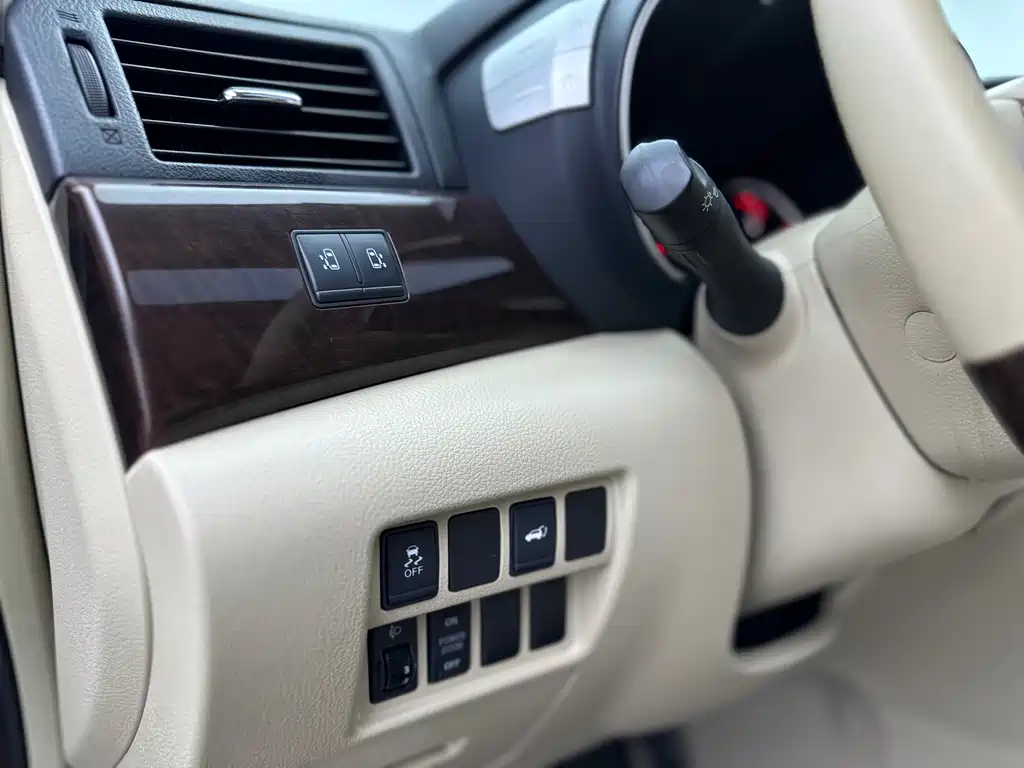 Nissan Quest 2017 — фото 16
