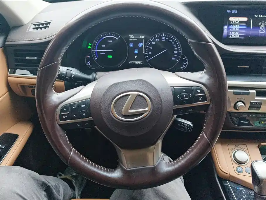 Lexus ES 2017 — фото 15