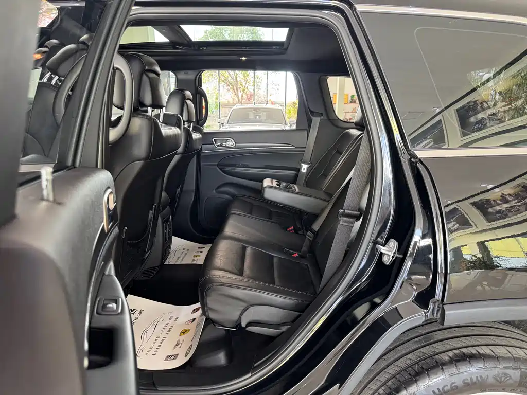 Jeep Grand Cherokee 2018 — фото 11