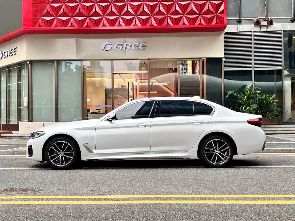 BMW 5 Series 2021 — фото 12